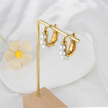 Load image into Gallery viewer, Gold pearl huggie earring