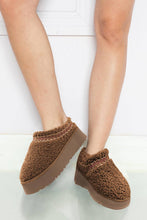 Load image into Gallery viewer, Isabella Suede Contrast Slippers : White / 41
